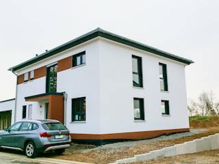 Massivhaus Stadtvilla mit flexiblem Wohnraum von RheinMassiv Massivhäuser, Stadtvilla Außenansicht 2