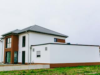 Massivhaus Stadtvilla mit flexiblem Wohnraum von RheinMassiv Massivhäuser, Stadtvilla Außenansicht 3