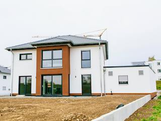 Massivhaus Stadtvilla mit flexiblem Wohnraum von RheinMassiv Massivhäuser, Stadtvilla Außenansicht 4