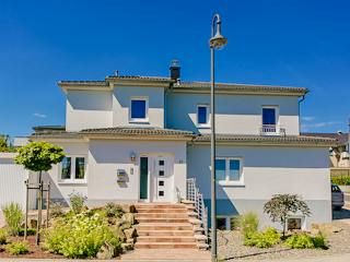 Massivhaus Zweifamilienhaus am Hang von RheinMassiv Massivhäuser, Stadtvilla Außenansicht 2