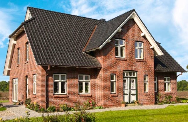 Massives schlüsselfertiges Einfamilienhaus im Stil eines Friesenhauses