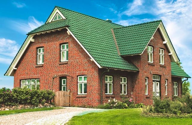 Verklinkertes norddeutsches Friesenhaus mit Krüppelwalmdach, Sprossenfenstern und Kapitänsgiebel von Kagebau