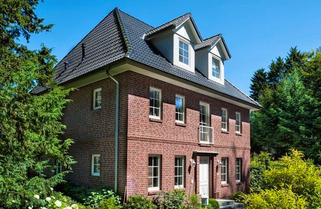 Hanseatische Stadtvilla mit Klinker und Mansardwalmdach von Kagebau