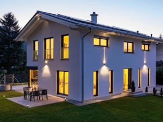 Fertighaus Vitalhaus Aschau von Regnauer Hausbau, Satteldach-Klassiker Außenansicht 1