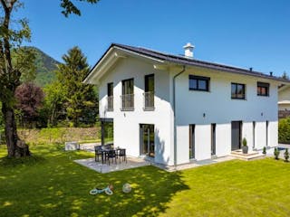 Fertighaus Vitalhaus Aschau von Regnauer Hausbau, Satteldach-Klassiker Außenansicht 2