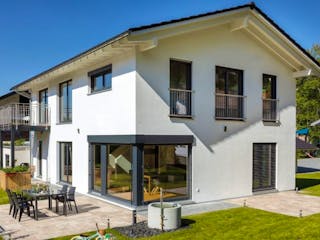 Fertighaus Vitalhaus Aschau von Regnauer Hausbau, Satteldach-Klassiker Außenansicht 3