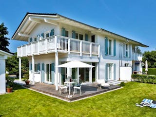 Fertighaus Vitalhaus Breitbrunn von Regnauer Hausbau, Satteldach-Klassiker Außenansicht 2