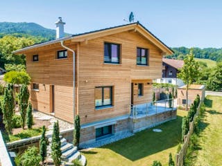 Fertighaus Vitalhaus Wendelstein von Regnauer Hausbau, Satteldach-Klassiker Außenansicht 3