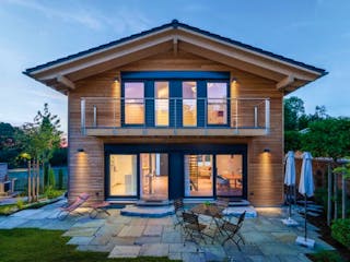 Fertighaus Vitalhaus Wendelstein von Regnauer Hausbau, Satteldach-Klassiker Außenansicht 2