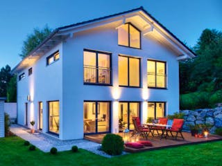 Fertighaus Vitalhaus Zorneding von Regnauer Hausbau, Satteldach-Klassiker Außenansicht 1