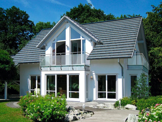 Fertighaus MH Bad Vilbel von WEISS Holzhaus, Satteldach-Klassiker Außenansicht 1