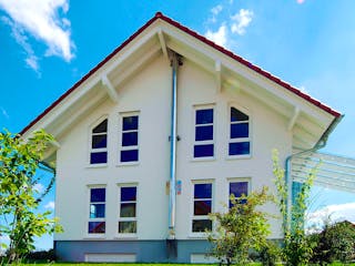 Fertighaus MH VISION von Fertighaus WEISS Schlüsselfertig ab 429926€, Satteldach-Klassiker Außenansicht 3