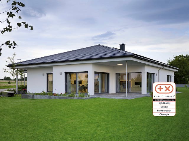 Fertighaus MH VITA von WEISS Holzhaus Schlüsselfertig ab 637788€, Bungalow Außenansicht 1