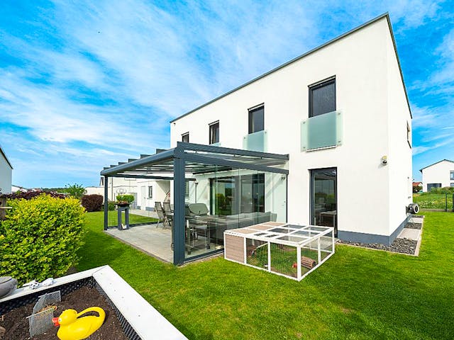 Massivhaus Bauhaus Thumann mit großer Dachterrasse von MYMassivhaus, Cubushaus Außenansicht 1 Massivhaus Bauhaus Thumann mit großer Dachterrasse von MYMassivhaus, Cubushaus Außenansicht 1