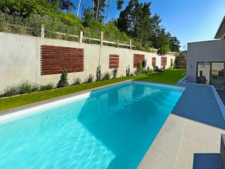 Massivhaus Hanghaus mit Einliegerwohnung und Pool von MYMassivhaus, Stadtvilla Außenansicht 3