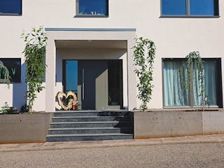 Massivhaus Hanghaus mit Einliegerwohnung und Pool von MYMassivhaus, Stadtvilla Außenansicht 4