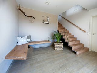 Fertighaus Hanghaus Grossmann mit begrünter Dachterrasse von MYMassivhaus, Pultdachhaus Innenansicht 3