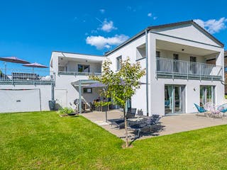 Massivhaus Massivhaus Thumann mit Satteldach und Sauna von MYMassivhaus, Satteldach-Klassiker Außenansicht 1