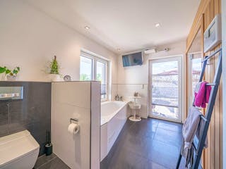 Massivhaus Massivhaus Thumann mit Satteldach und Sauna von MYMassivhaus, Satteldach-Klassiker Innenansicht 7