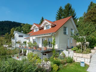 Blockhaus D162 Krastel von Frammelsberger Holzbau, Satteldach-Klassiker Außenansicht 2