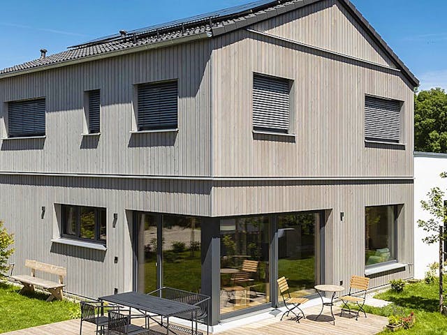 Fertighaus Haus Moosach von Naturholzhaus Bayern, Satteldach-Klassiker Außenansicht 1