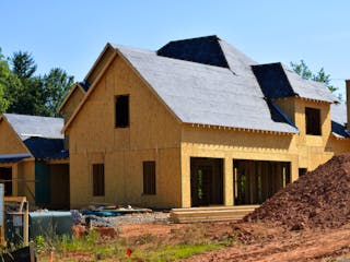 Im Bau befindliches Haus auf Baustelle