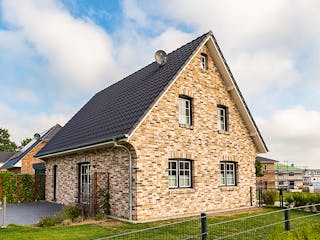 Massivhaus Einfeld von Nissen Massivhaus, Satteldach-Klassiker Außenansicht 2