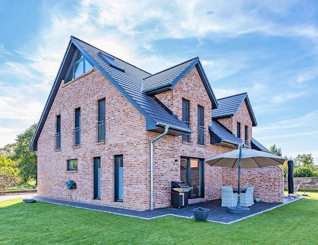 Doppelhaus im norddeutschen Stil mit Kapitänsgiebeln & Klinkerfassade von Nissen Massivhaus