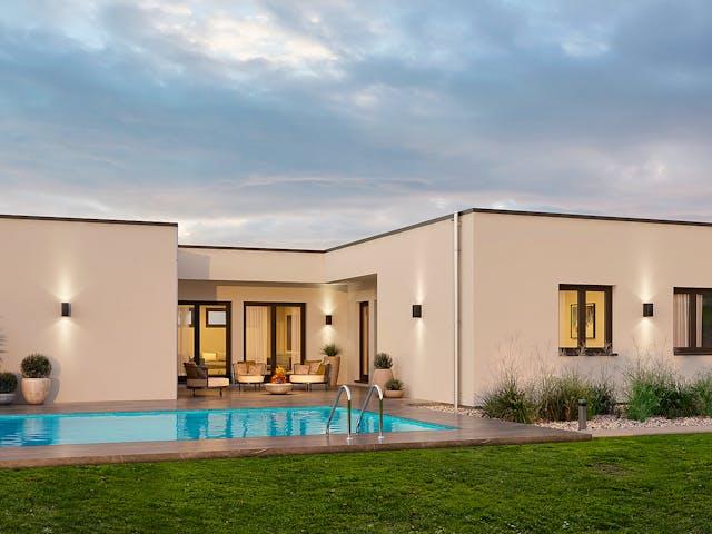 Fertighaus Bungalow 5 Flachdach von OKAL Haus Schlüsselfertig ab 553900€, Bungalow Außenansicht 1