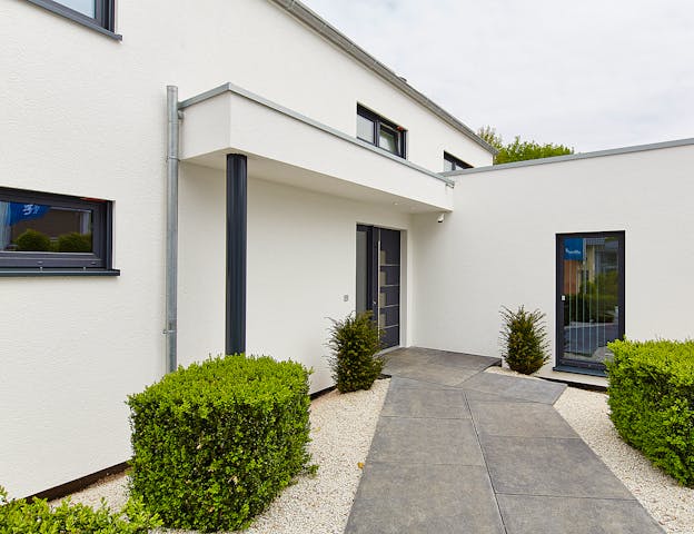 Kubischer Anbau am Haus mit Pultdach: Modernes Fertighaus von OKAL Haus