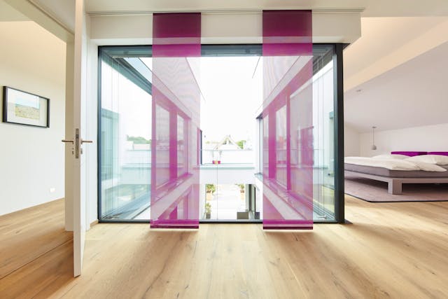 Atrium eines modernen Hauses, das sich über zwei Stockwerke erstreckt