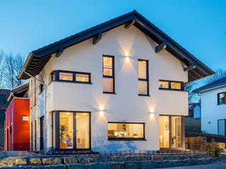 Fertighaus Musterhaus Estenfeld von OKAL Haus Schlüsselfertig ab 686900€, Satteldach-Klassiker Außenansicht 2