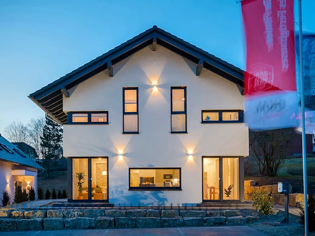 Fertighaus Musterhaus Estenfeld von OKAL Haus Schlüsselfertig ab 686900€, Satteldach-Klassiker Außenansicht 3