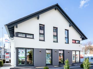 Fertighaus Musterhaus Fellbach von OKAL Haus Schlüsselfertig ab 557900€, Satteldach-Klassiker Außenansicht 4