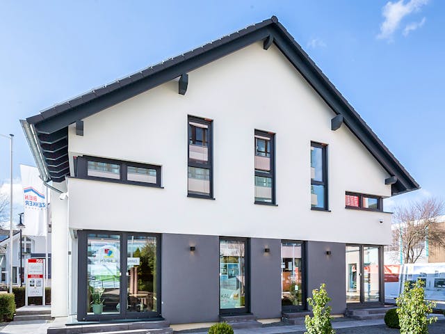 Fertighaus Musterhaus Fellbach von OKAL Haus Schlüsselfertig ab 557900€, Satteldach-Klassiker Außenansicht 4