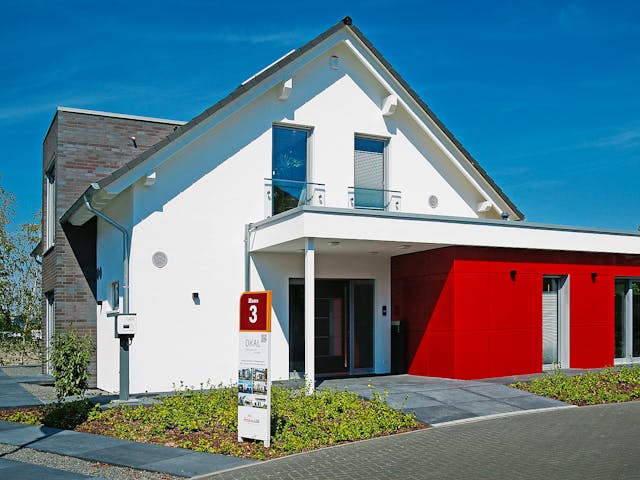 Fertighaus Musterhaus Langenhagen von OKAL Haus Schlüsselfertig ab 671900€, Satteldach-Klassiker Außenansicht 2
