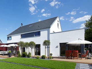 Fertighaus Mehrgenerationenhaus von petershaus, Satteldach-Klassiker Außenansicht 1