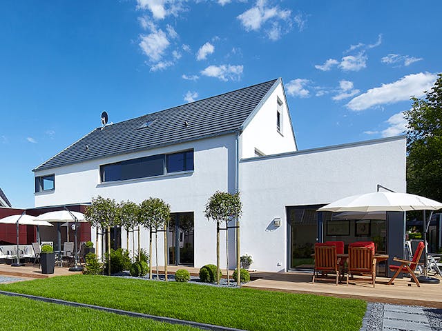 Fertighaus Mehrgenerationenhaus von petershaus, Satteldach-Klassiker Außenansicht 1