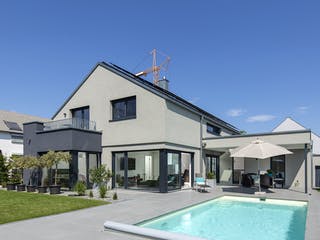 Massivhaus Achenbach von Plan-Concept Massivhaus, Satteldach-Klassiker Außenansicht 4