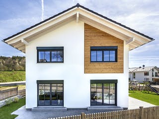 Fertighaus Glonn von Regnauer Hausbau Schlüsselfertig ab 498590€, Satteldach-Klassiker Außenansicht 3