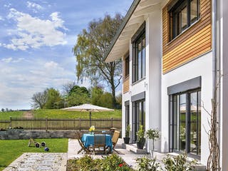 Fertighaus Glonn von Regnauer Hausbau Schlüsselfertig ab 498590€, Satteldach-Klassiker Außenansicht 1