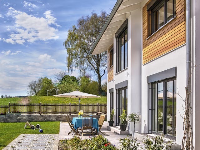 Fertighaus Glonn von Regnauer Hausbau Schlüsselfertig ab 498590€, Satteldach-Klassiker Außenansicht 1