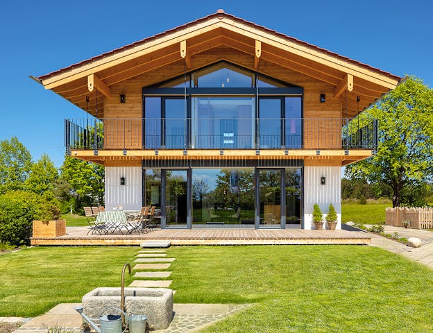 Holzhaus in modernem alpenländischen Stil von Regnauer Hausbau