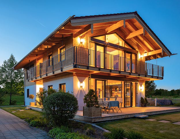 Modernes Blockhaus mit umlaufendem Balkon