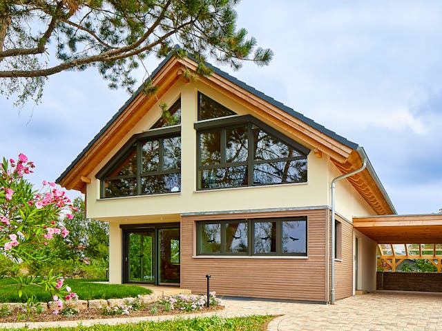 Blockhaus Schwalbenflug von Rems-Murr-Holzhaus Ausbauhaus ab 301811€, Satteldach-Klassiker Außenansicht 1 Blockhaus Schwalbenflug von Rems-Murr-Holzhaus Ausbauhaus ab 301811€, Satteldach-Klassiker Außenansicht 1