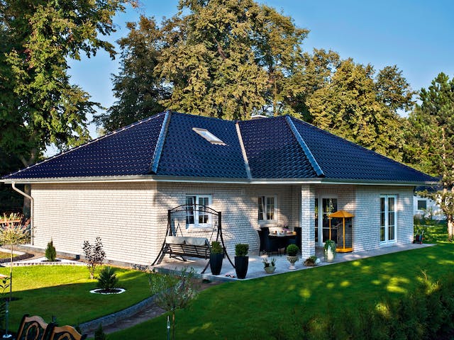 Massivhaus Winkelbungalow Ahlbeck von ROTH MASSIVHAUS Schlüsselfertig ab 297200€, Bungalow Außenansicht 1