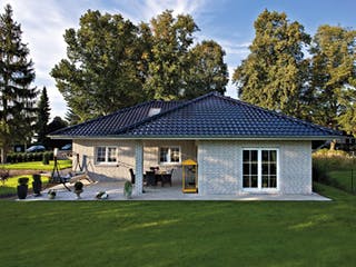 Massivhaus Winkelbungalow Ahlbeck von ROTH MASSIVHAUS Schlüsselfertig ab 297200€, Bungalow Außenansicht 2