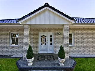 Massivhaus Winkelbungalow Ahlbeck von ROTH MASSIVHAUS Schlüsselfertig ab 297200€, Bungalow Außenansicht 3