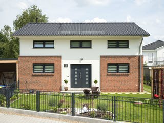 Massivhaus Haus Hamburg von ROTH-MASSIVHAUS Schlüsselfertig ab 375600€, Satteldach-Klassiker Außenansicht 2