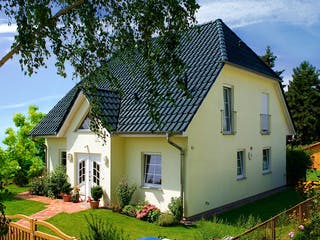 Massivhaus Landhaus 142 von ROTH MASSIVHAUS Schlüsselfertig ab 277900€, Satteldach-Klassiker Außenansicht 2
